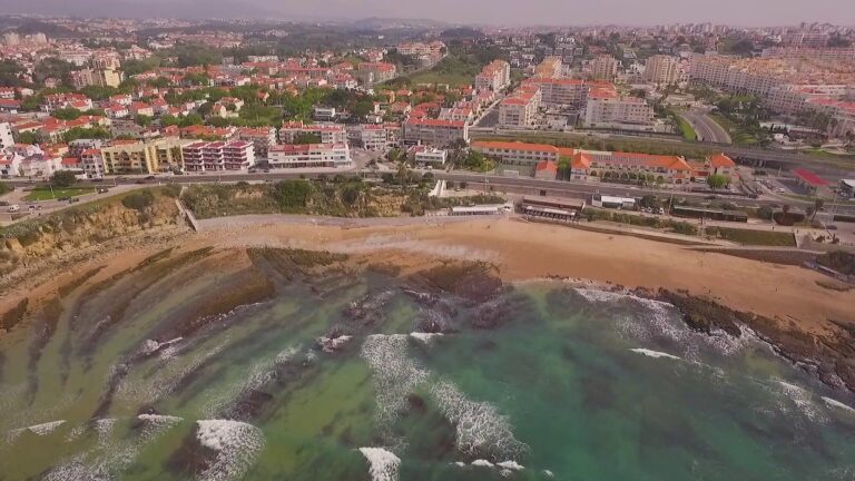 Beachcam São Pedro Estoril: A Paradise for Surfing and Relaxation